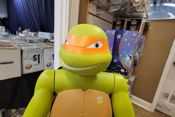 This Plain-Looking Building in Florida Hides Thousands of Vintage Comics and Toys You Can Dig Through for Hours