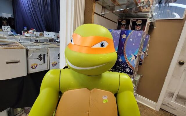 This Plain-Looking Building in Florida Hides Thousands of Vintage Comics and Toys You Can Dig Through for Hours
