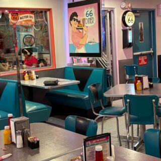 This Route 66 Diner In New Mexico Serves Classic Burgers And Soda-Fountain Nostalgia With A ’50s Vibe