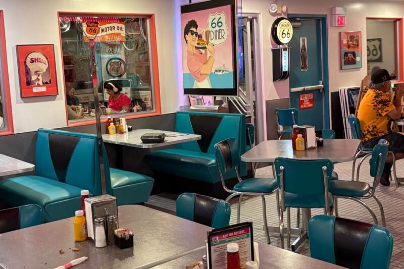 This Route 66 Diner In New Mexico Serves Classic Burgers And Soda-Fountain Nostalgia With A ’50s Vibe
