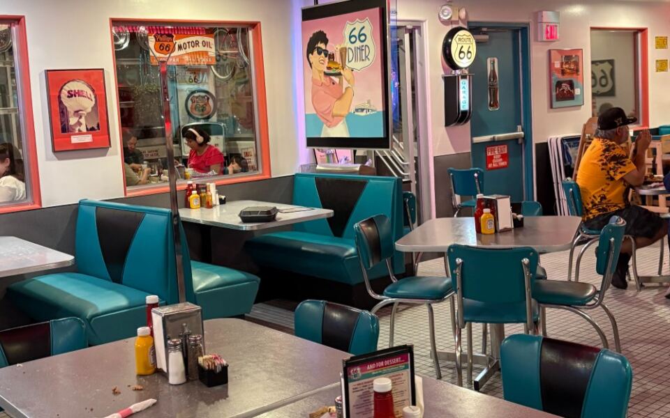 This Route 66 Diner In New Mexico Serves Classic Burgers And Soda-Fountain Nostalgia With A ’50s Vibe