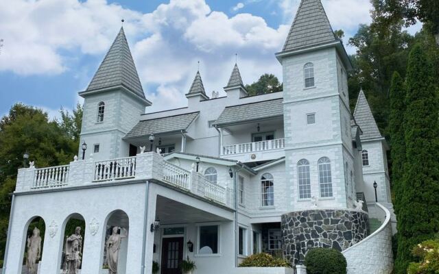 The North Carolina Castle Where Turrets Rise Against the Mountains Like a Storybook Come True