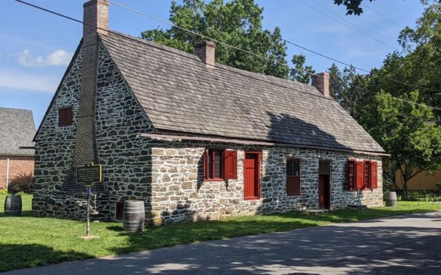 This Free-to-Stroll New York Street Is Older Than the State, Lined With 1700s Stone Houses