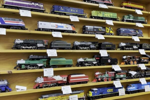 Train Fans Lose Whole Afternoons Inside This Old-School Illinois Hobby Shop Packed With Vintage Engines