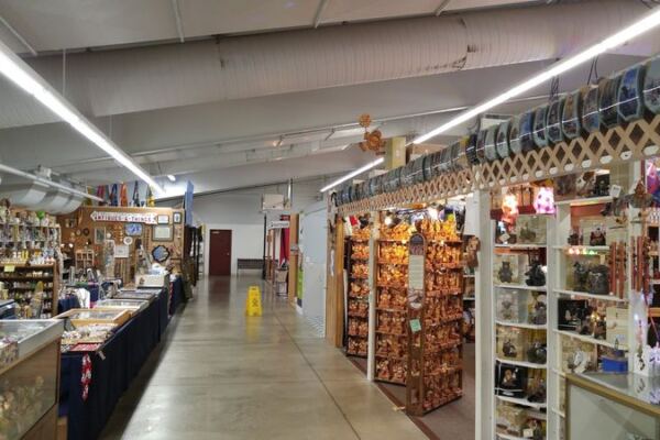 Bargain Hunters Cross Ohio Every Weekend For The Deals Inside This Massive Indoor Flea Market