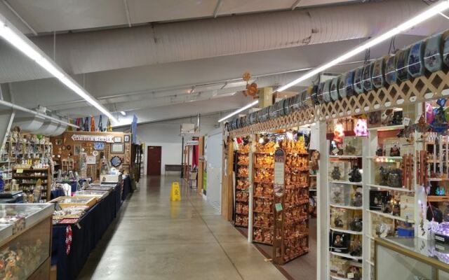 Bargain Hunters Cross Ohio Every Weekend For The Deals Inside This Massive Indoor Flea Market