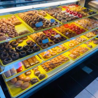 People Drive Across Illinois Just To Get Their Hands On This Small Bakery’s Giant Donuts
