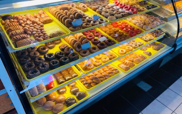 People Drive Across Illinois Just To Get Their Hands On This Small Bakery’s Giant Donuts