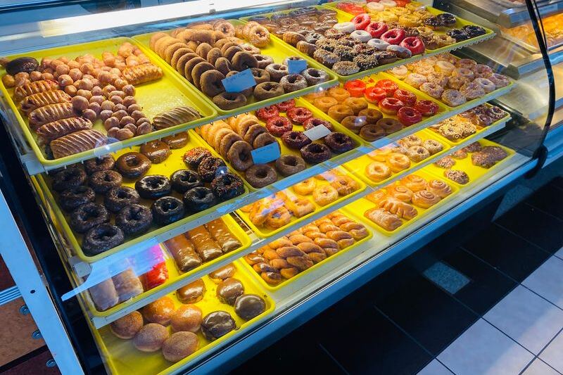 People Drive Across Illinois Just To Get Their Hands On This Small Bakery’s Giant Donuts