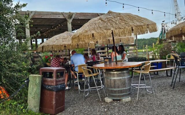 North Carolina’s No-Frills Seafood Shack Serves Locally Sourced Catch at Tables Right on the Water