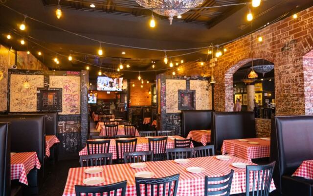 The Original Gino’s East Location In Chicago Still Lets Diners Scribble On The Walls