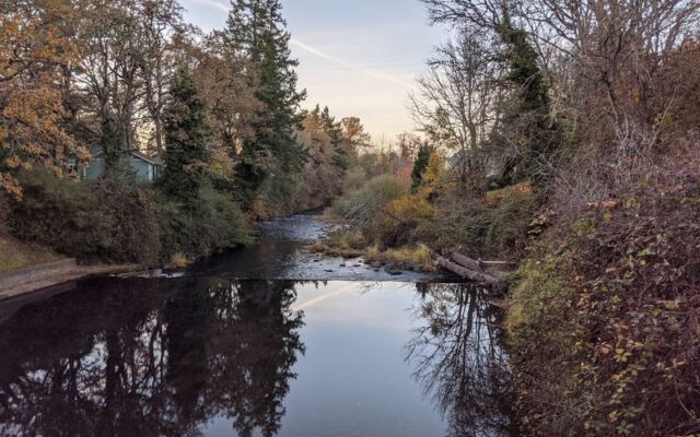 This Oregon Town Gets By Without a Single Stoplight, and Locals Argue Over Whose Pizza Wins