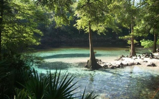 This Quiet Florida Spring Park Charges Just a Few Bucks for Turquoise Water Most Tourists Never Find