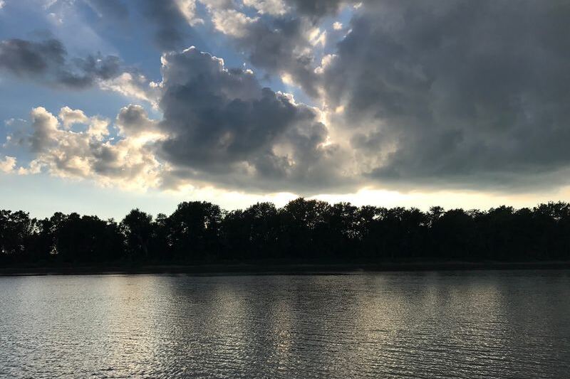 This Quiet Illinois River Town Of Under 3,000 People Makes A Perfect Fall Escape
