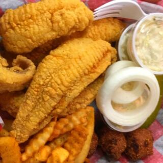 This Arkansas Wing Spot Has 11 Flavors and Catfish Worth the Drive