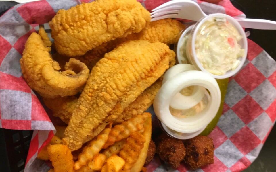 This Arkansas Wing Spot Has 11 Flavors and Catfish Worth the Drive
