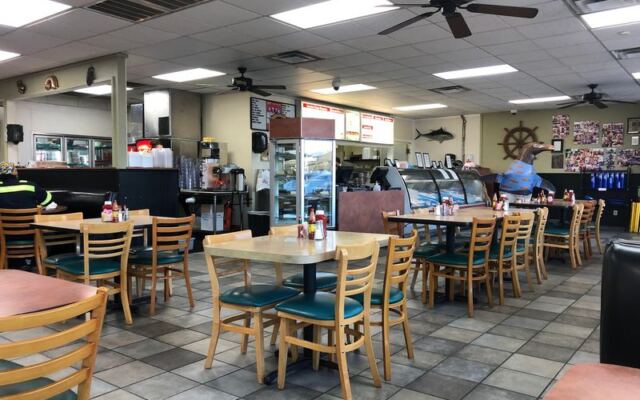 This Oklahoma Seafood Market Is Worth the Stop for Fried Catfish, Hush Puppies, and Gumbo
