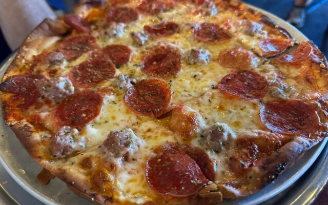 Illinois Locals Have Sworn By This Historic Thin-Crust Pizzeria For Generations