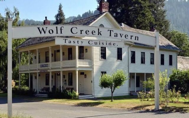 This Oregon Mountain Lodge Just Off I-5 Is the Detour Road Trippers Never Regret