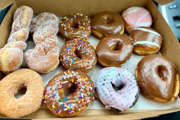 10 Old-School Illinois Donut Shops Worth Getting Up Before Sunrise To Drive To
