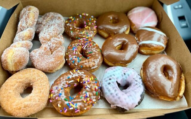 10 Old-School Illinois Donut Shops Worth Getting Up Before Sunrise To Drive To