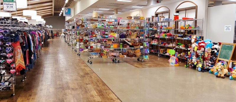 7 Ohio Shops Where Every Bin Turns Into A Treasure Hunt
