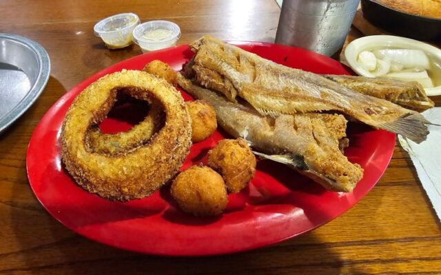 These 8 Small-Town Tennessee Fish Houses Have Fed the Same Families for Generations