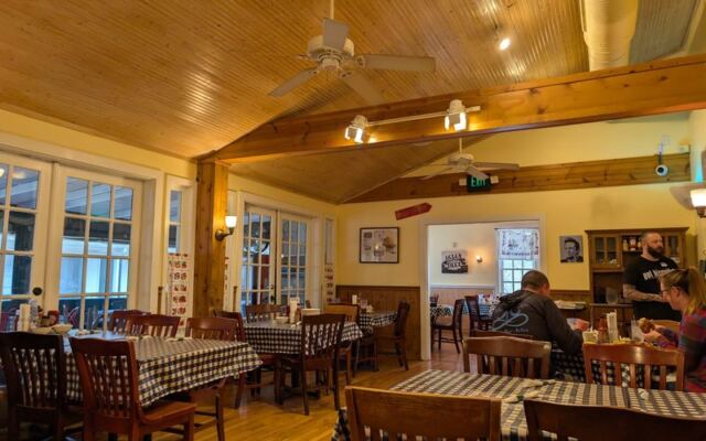Road Trippers Pull Off the Tennessee Interstate for Biscuits, Gravy, and Pie at These 6 Country Kitchens