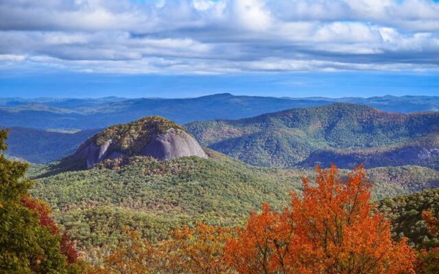 6 North Carolina Mountain Overlooks Where Winter Sunsets Turn the Whole Sky Pink for Free
