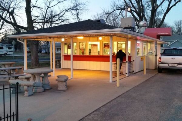 These 5 Illinois Roadside Counters Still Scoop Fried Livers And Gizzards Like Grandpa Remembers