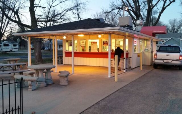 These 5 Illinois Roadside Counters Still Scoop Fried Livers And Gizzards Like Grandpa Remembers