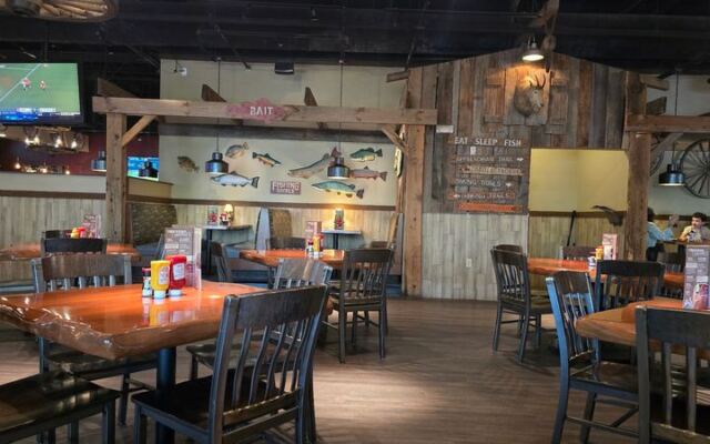 This Cabin-Style Tennessee Bar & Grill Is A Smoky Mountain Favorite For Fried Chicken, Ribs And Hearty Comfort Food