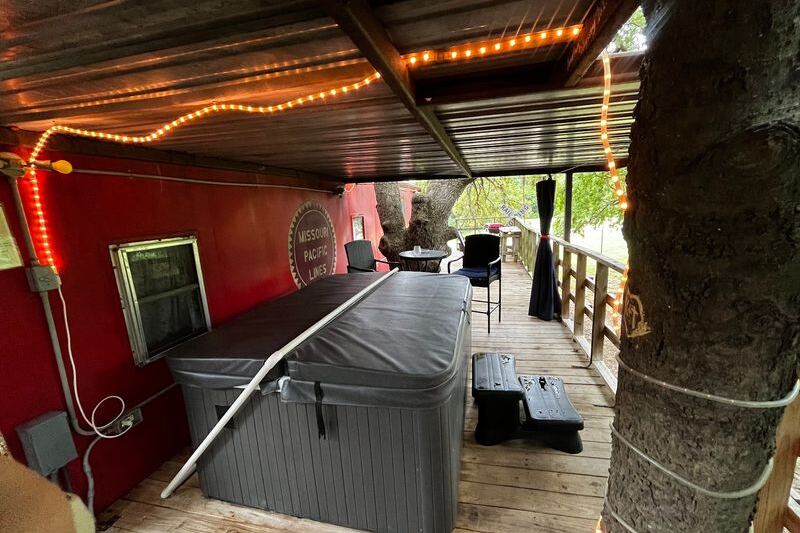 This Quiet Oklahoma Cabin Retreat Gives Couples a Hot Tub Under the Stars Without a Long Drive