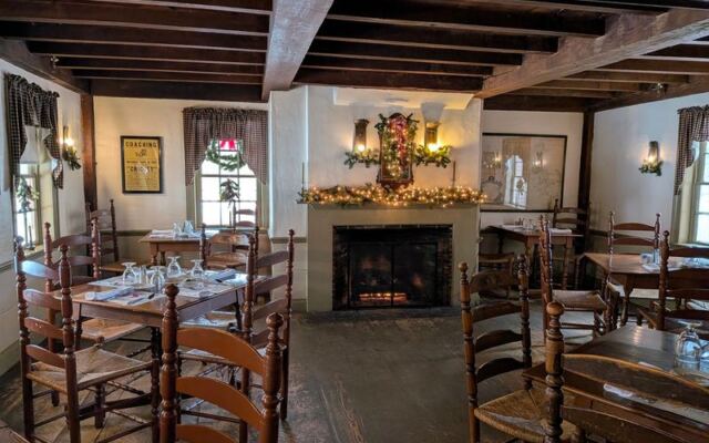 This Massachusetts Tavern Fed George Washington, and You Can Still Eat Dinner in Its Centuries-Old Rooms