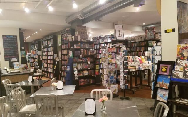 This Bookstore Café In Illinois Is Where Readers Lose An Entire Rainy Afternoon