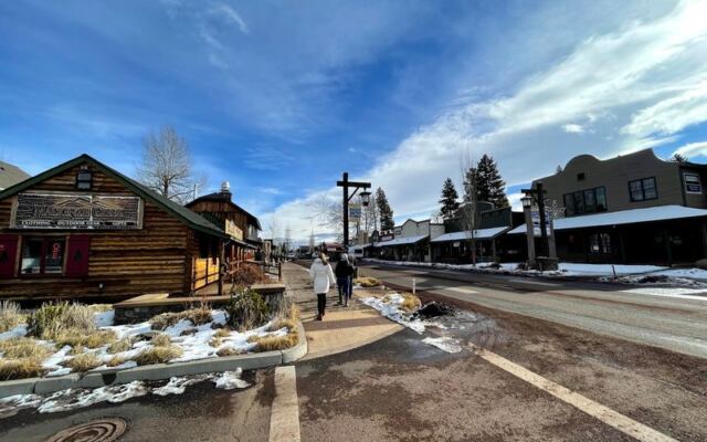 This Overlooked Oregon Mountain Town Gives You Big Peak Views Without the Crowds or Price Tag