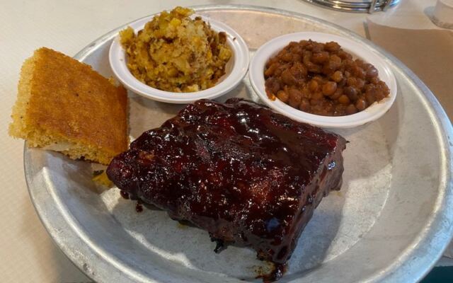 12 North Carolina BBQ Plates That Make One Visit Turn Into a Standing Habit