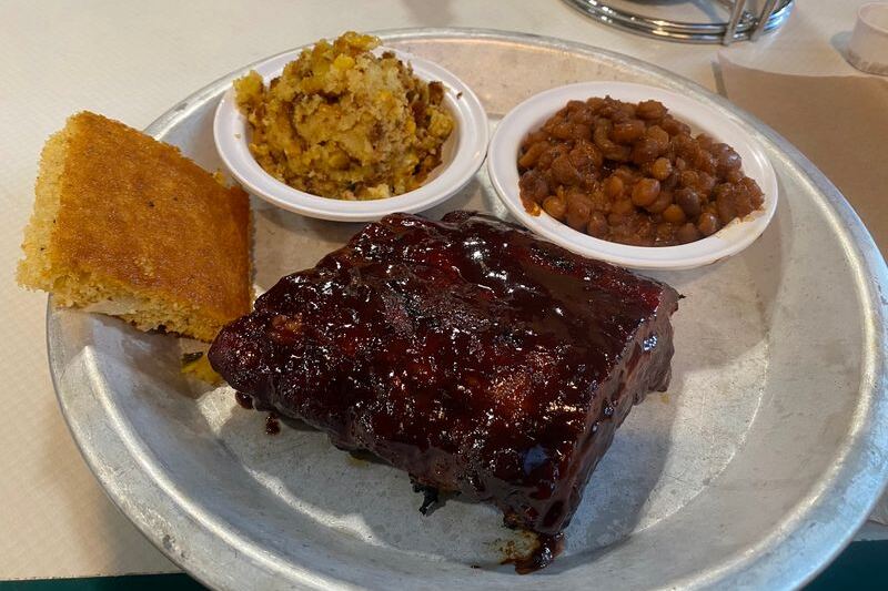 12 North Carolina BBQ Plates That Make One Visit Turn Into a Standing Habit
