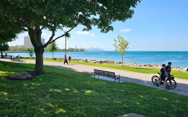 This Illinois Lakefront Park Hands You Chicago Skyline Views Without The Beach Crowds