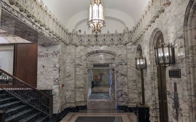 Walk Into This Gilded Tulsa Art Deco Tower for Free and Ride the Elevator Toward a Rooftop City View