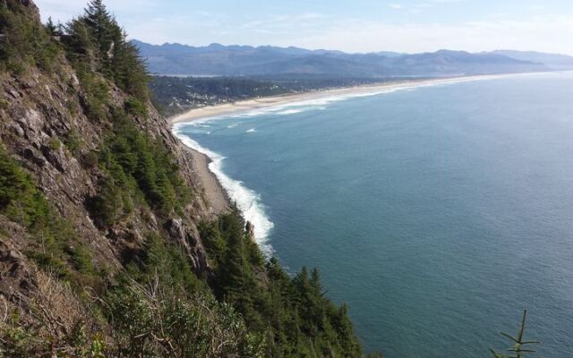 This Tiny Oregon Coast Town Is Quietly Filling Up With New Restaurants, So Go Before Everyone Finds Out