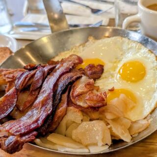 Your Skillet Breakfast Arrives Piled So High At This Chicago Diner That The Plate Disappears
