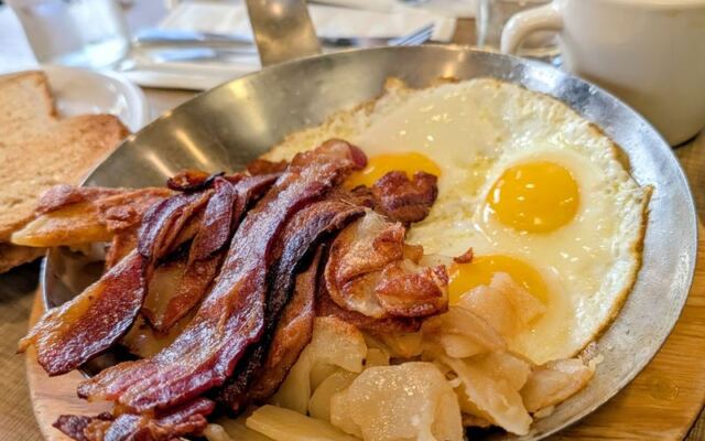 Your Skillet Breakfast Arrives Piled So High At This Chicago Diner That The Plate Disappears