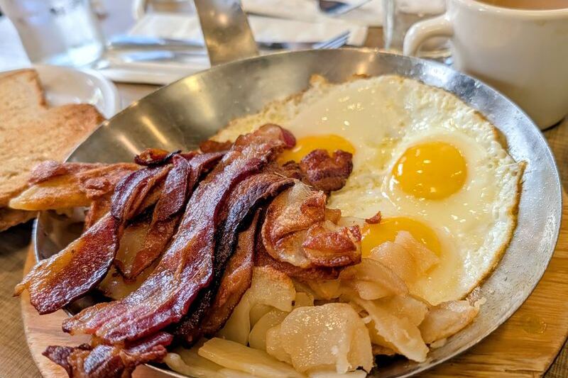 Your Skillet Breakfast Arrives Piled So High At This Chicago Diner That The Plate Disappears