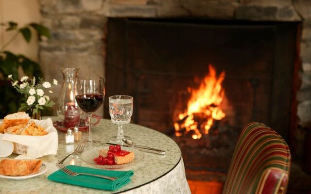 This Tennessee Mountain Inn Serves Country Dinners on a Porch Overlooking the Smokies