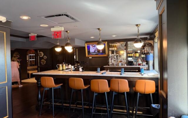 This Oklahoma City Hotel Restaurant Serves A French Onion Soup Diners Keep Talking About