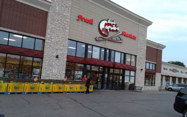Since 1958, This Family-Run Illinois Italian Market Has Pulled Fresh Bread From The Oven Every Three Hours