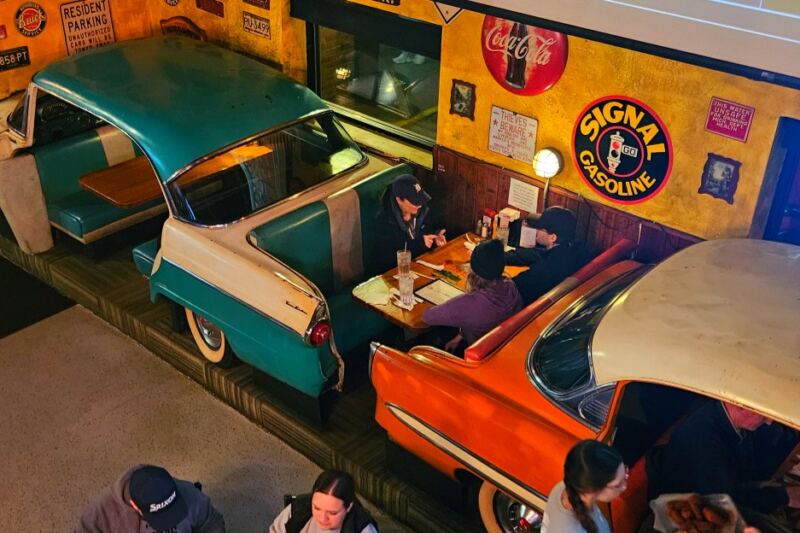 This Michigan Restaurant Lets You Eat Inside a Vintage ’50s Car – And It’s Pure Nostalgia