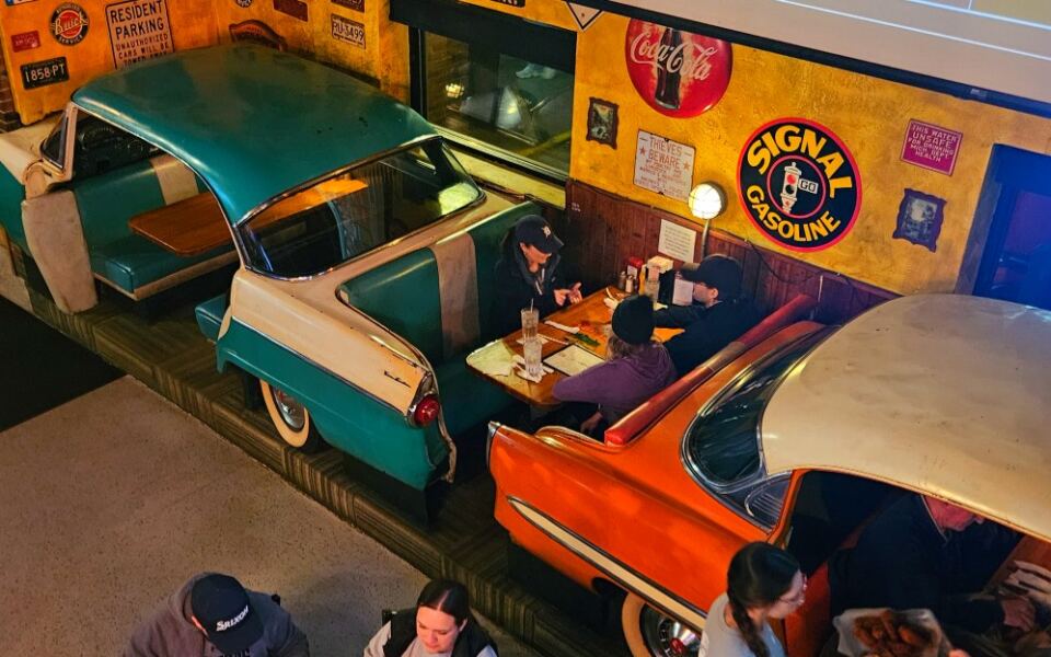 This Michigan Restaurant Lets You Eat Inside a Vintage ’50s Car – And It’s Pure Nostalgia