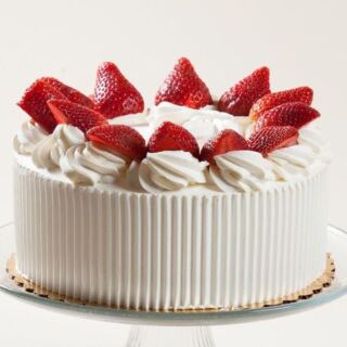 This Montrose Avenue Bakery In Chicago, Illinois Still Bakes Its Strawberry Chiffon Cake Like It’s 1948